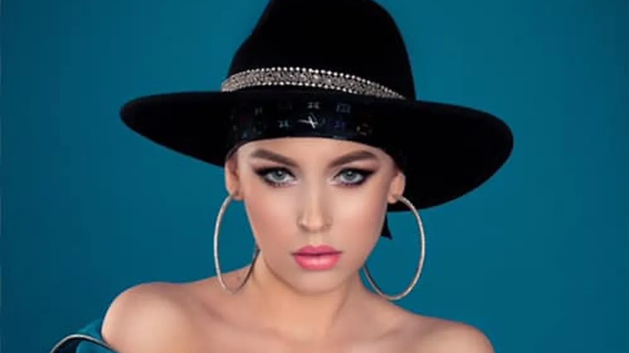 Misha devine tot mai provocatoare! Blondina a pozat goală, într-un cardigan transparent