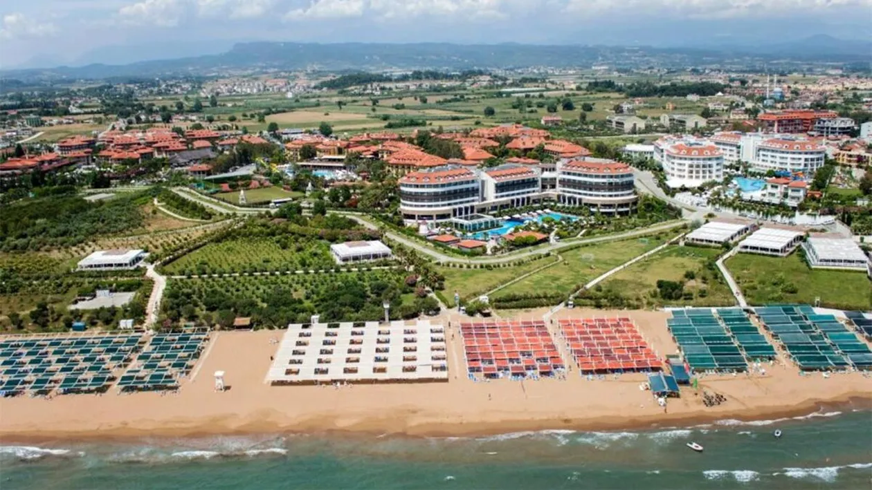 Câți bani au plătit 3 români pentru un concediu de 9 nopți într-un hotel de 5 stele, all-inclusive, din Turcia