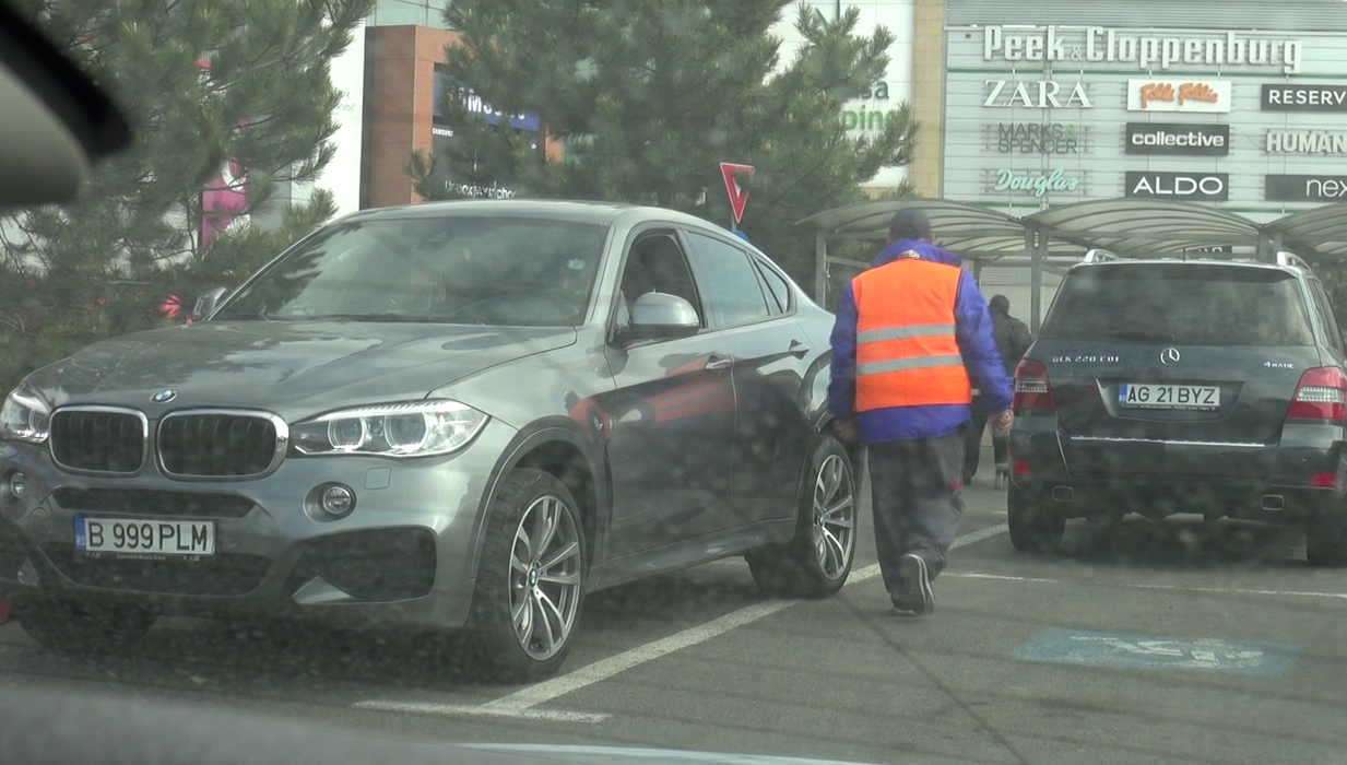 Paznicul se îndepărtează mulţumit de maşina lui Pepe
