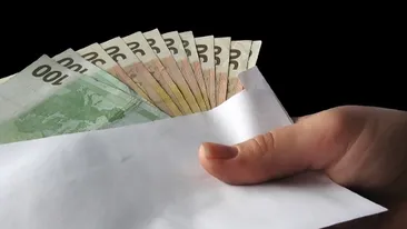 Plic cu 30.000 de euro, găsit de o angajată într-un supermarket din Timișoara. Poliția îl caută pe proprietar