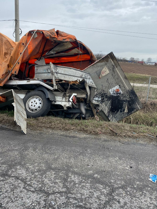 Accident grav pe A1. Un tir și o autoutilitară s-au ciocnit. Șoferii și pasagerii au scăpat ca prin minune