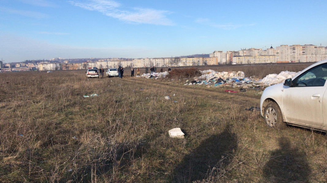 Șocant! Femeie moartă, dezbrăcată și plină de sânge, în zona genitală, găsită pe un câmp din Iași