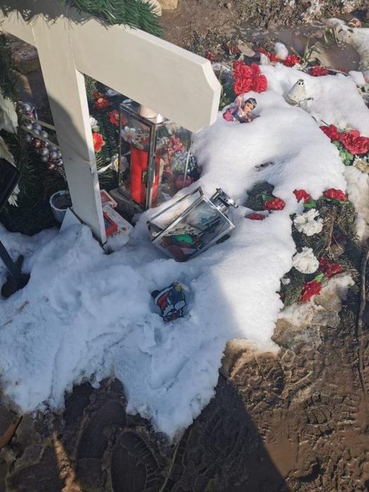 Imagini greu de privit! Mormântul unei fetiţe din Făgăraş, vandalizat în timpul unei petreceri în cimitir. FOTO