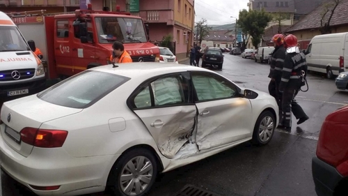 Un şofer urmărit de poliţie a provocat un accident cu trei victime în Cluj