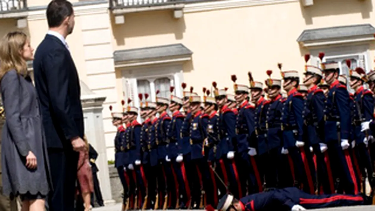 Un soldat din garda regala a lesinat in fata printilor Spaniei