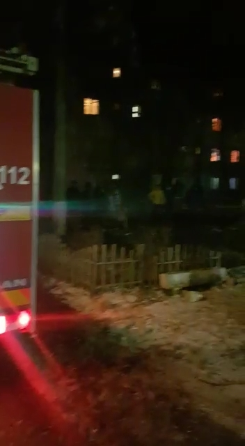Explozie urmată de incendiu într-un bloc din Găeşti. Localnicii au fost evacuați de urgență | FOTO