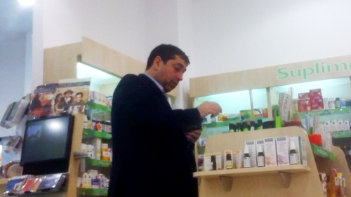 Sigur nu te asteptai sa-l vezi pe fostul ministru Cristian David la plafar! Uite-l cum alege cu ce sa-si parfumeze camera!