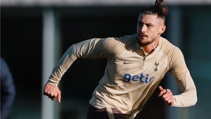 Tricoul lui Drăgușin, la mare căutare printre colecționari. Ce ofertă a primit fratele mijlocașului român pentru echipamentul de la Tottenham
