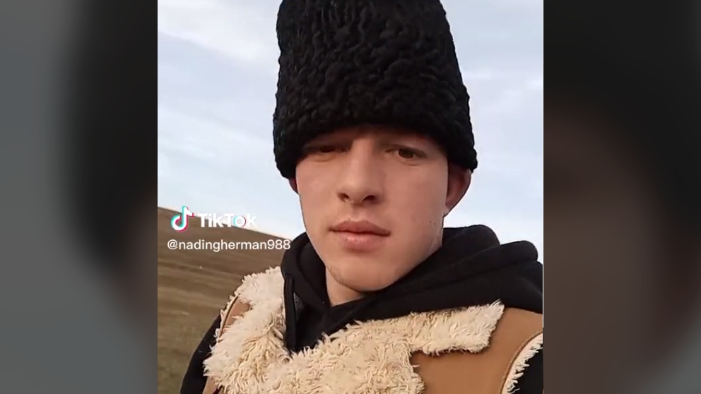 Cine este Nadin Gherman, noua senzație de pe TikTok din România. Sute de mii de oameni îl urmăresc pe tânărul cioban