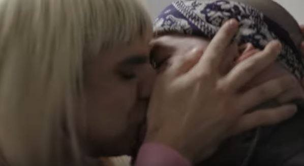 Imagini explozive: BRomania, filmat în timp ce se săruta cu un bărbat pe gură