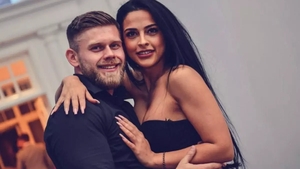 Despărțiți, dar împreună. Ema și Răzvan, în același pat. Bruneta anunțase că nu au divorțat