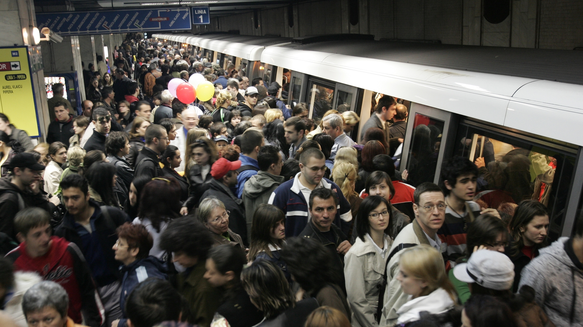 Probleme la metrou, pe magistrala Berceni – Pipera în această dimineaţă. Din cauza unei defecţiuni, călătorii au fost rugaţi să coboare din tren
