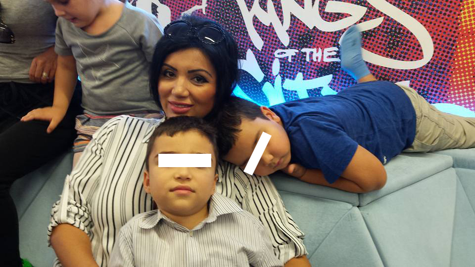 Adriana Bahmuţeanu alături de cei doi băieţi ai săi