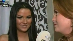 VIDEO Daniela Crudu si-a aratat chilotii pe scena! Uite cum se imbraca atunci cand vrea sa-i dea gata pe barbati - "Creez lenjerii destul de nebunatice"