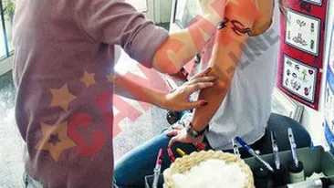 S-a tatuat pe brat