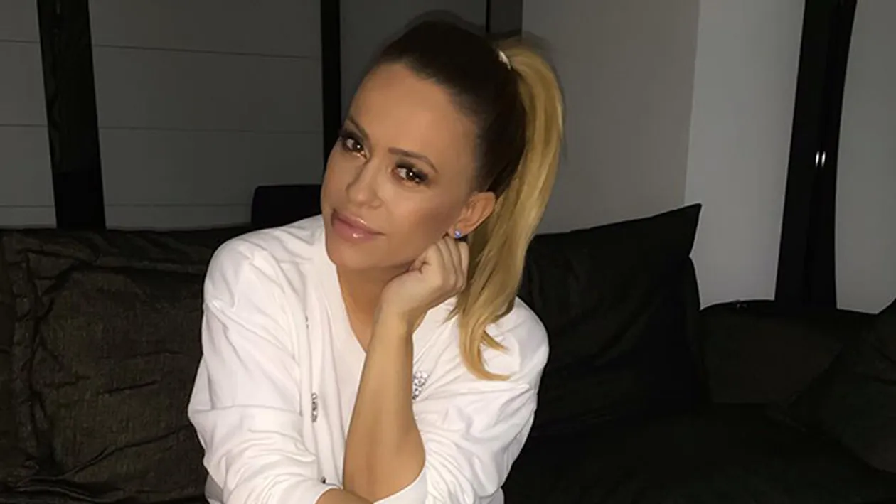 Imagine spectaculoasa cu Anda Adam! Vezi cum arata cantareata fara pic de machiaj