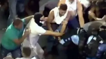 VIDEO Momentul în care un bărbat îi fură pistolul unui jandarm în timpul protestelor