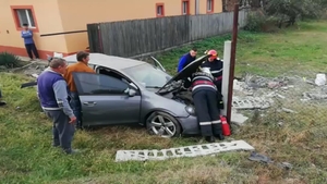 Accident incredibil în Argeș. O familie s-a trezit cu o mașină în curte - VIDEO