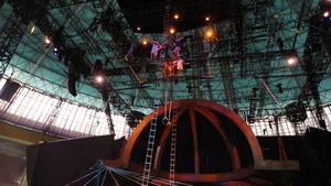 Culisele celui mai fascinant spectacol de circ din lume! Vezi cum se pregatesc acrobatii pentru salturile mortale