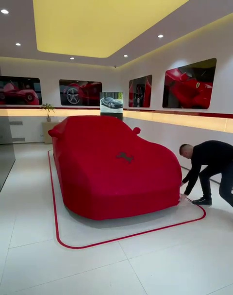 "Prințișorul imobiliarelor" din Cluj și-a completat parcul auto cu un superb Ferrari 812 GTS Spider