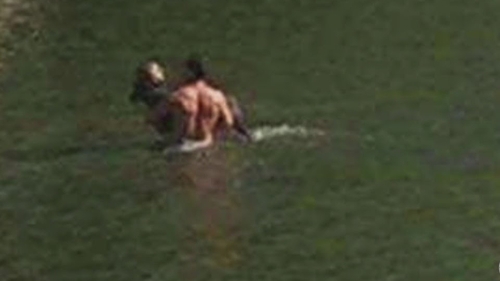 A început să filmeze când a văzut un bărbat la bustul gol şi o femeie care plângea în hohote. Când a dat ZOOM a izbucnit în plâns. Iată ce căutau cei doi acolo