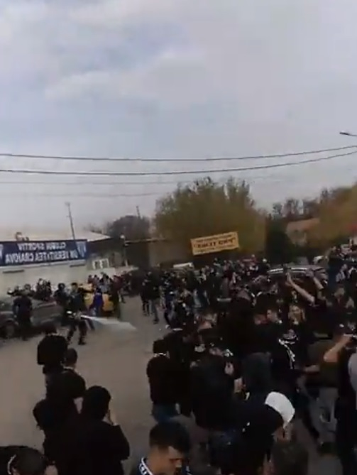 Violențe la Craiova, înainte de meciul  CSU II - FCU. Jandarmii au dat cu gaze lacrimogene