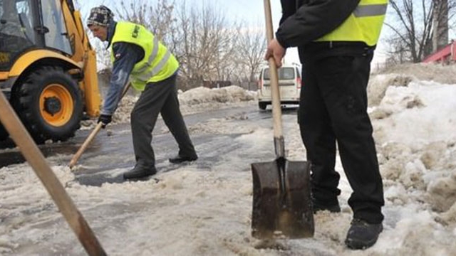 Imaginea momentului a fost realizata in Bucuresti! Cum arata aceasta tanara de la brau in jos! Cu lopata in mana si...
