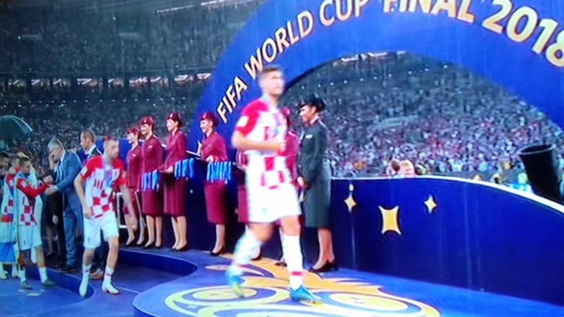 Franța e campioana mondială! Imagini emoționante cu învinșii, croații, consolați de șefa țării, Kolinda Grabar-Kitarović! Putin și Macron i-au îmbrățișat și ei