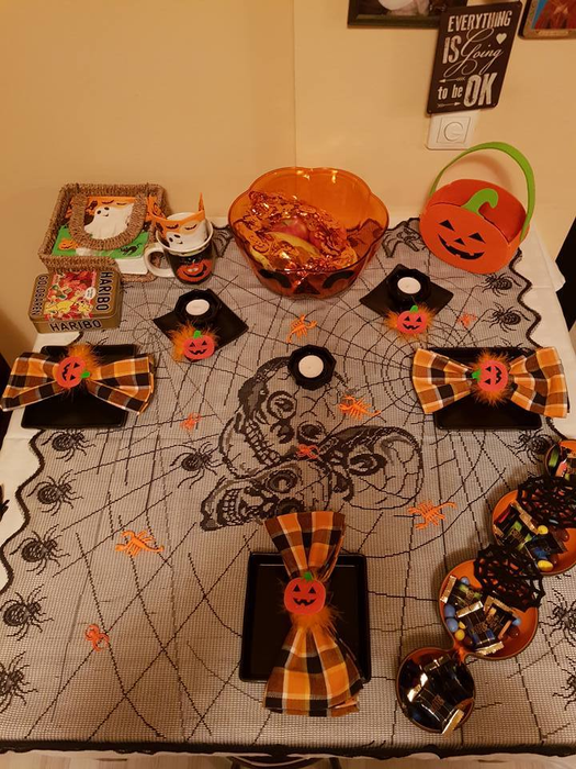 Cum şi-a decorat Minodora casa de Halloween! Imagini de vis