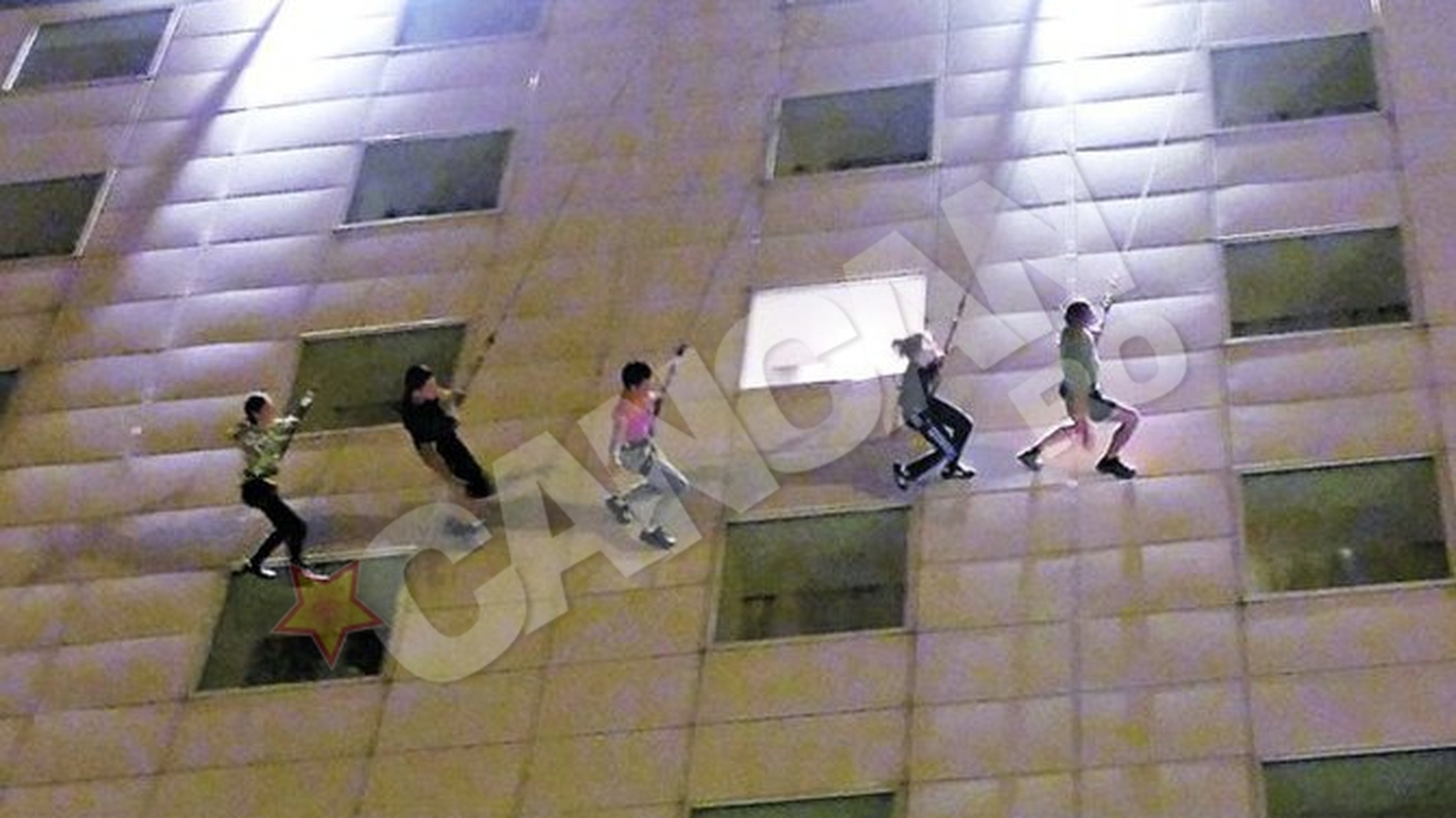 Oamenii-paianjeni fac show pe hotel!
