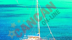 Isi fac concediul pe catamaran