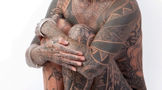 Uite cum arata femeia tatuata pe aproape tot corpul! Doar fata este "curata"