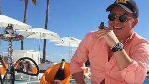 Juniorul i-a spart "puşculiţa" fostului deputat. "Prinţişorul transporturilor" face ravagii în Beverly Hills: băi cu şampanie, trabucuri şi super-maşini!