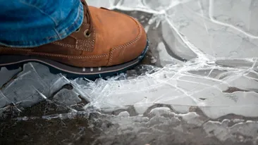 Cum topești gheața din curte fără să distrugi betonul amprentat. Cele mai sigure metode