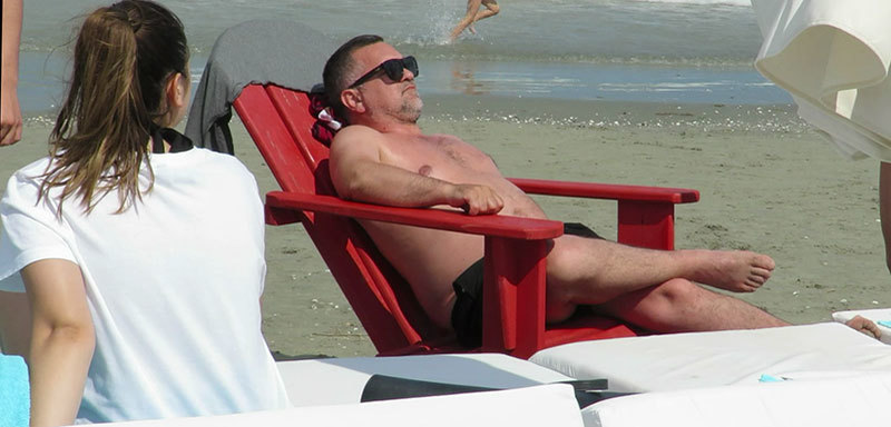 Doroftei se relaxează pe malul mării