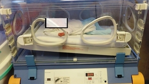 Poveste cutremurătoare! O fetiță de 12 ani din Iași a devenit mamă de gemeni! Medicii i-au dat o veste tristă despre unul dintre bebeluși