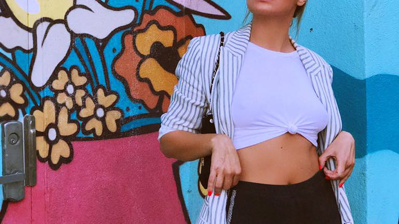 Alexandra Stan i-a înnebunit pe americani cu formele ei! Un amic din România i-a reproşat că...se dezbracă prea mult!