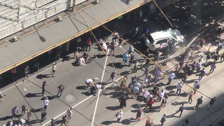 Teroare în Australia! Cel puţin 15 persoane lovite de o maşină care a intrat în mulţime. Declaraţii şocante ale martorilor: „Oamenii zburau peste tot”