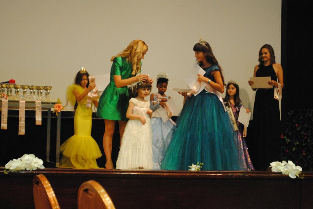 Raisa face parte din IT KIDS modelling și deja muncește; ea este jurat național și international. De ziua sa, cântăreața a participat la un concurs de Miss din Belgrad.