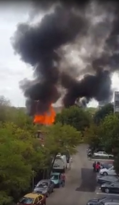 Flăcările sunt vizibile de la mare distanță