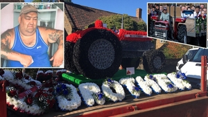 “Regele Țiganilor” din Marea Britanie, înmormântat cu mult fast. S-a cântat “Mr. Bombastic” și “ No Woman No Cry”, iar coroanele cu flori au fost în formă de oi, cai și tractor