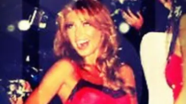 Nici în visele tale nu ai mai văzut-o aşa! Ilinca Vandici şi-a arătat picioarele intr-o rochie despicata cu lenjeria la vedere!