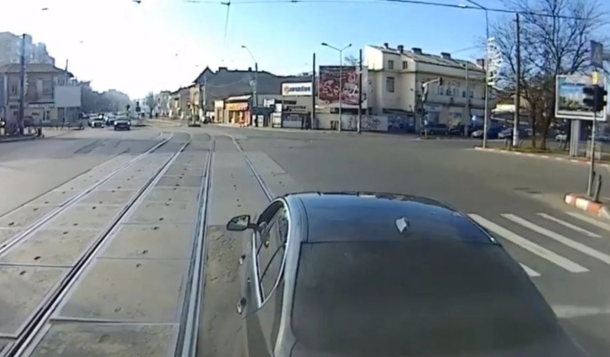Anunțul incredibil făcut de șoferul al cărui BMW a fost împins de tramvai. “Vreau să…” Continuarea întrece orice imaginație