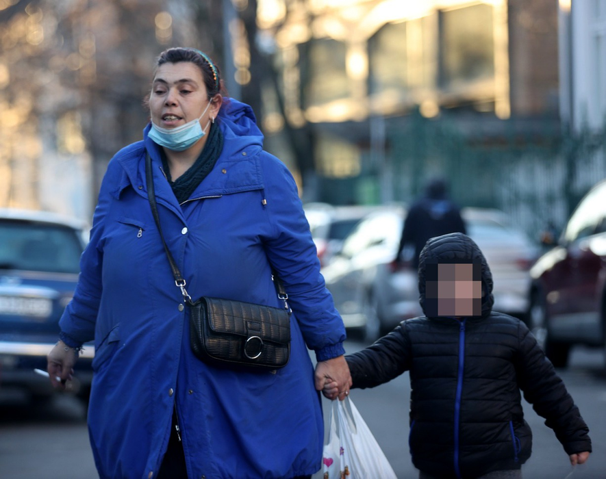 Ioana Tufaru a ieșit la plimbare cu băiețelul ei, Luca