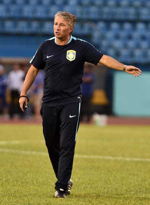 Cine este soția lui Dan Petrescu, de fapt. Fostul fotbalist are 3 fete frumoase, dar care nu locuiesc în țară