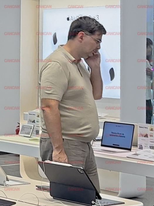 A dat și un telefon, probabil pentru a s consulta cu cineva