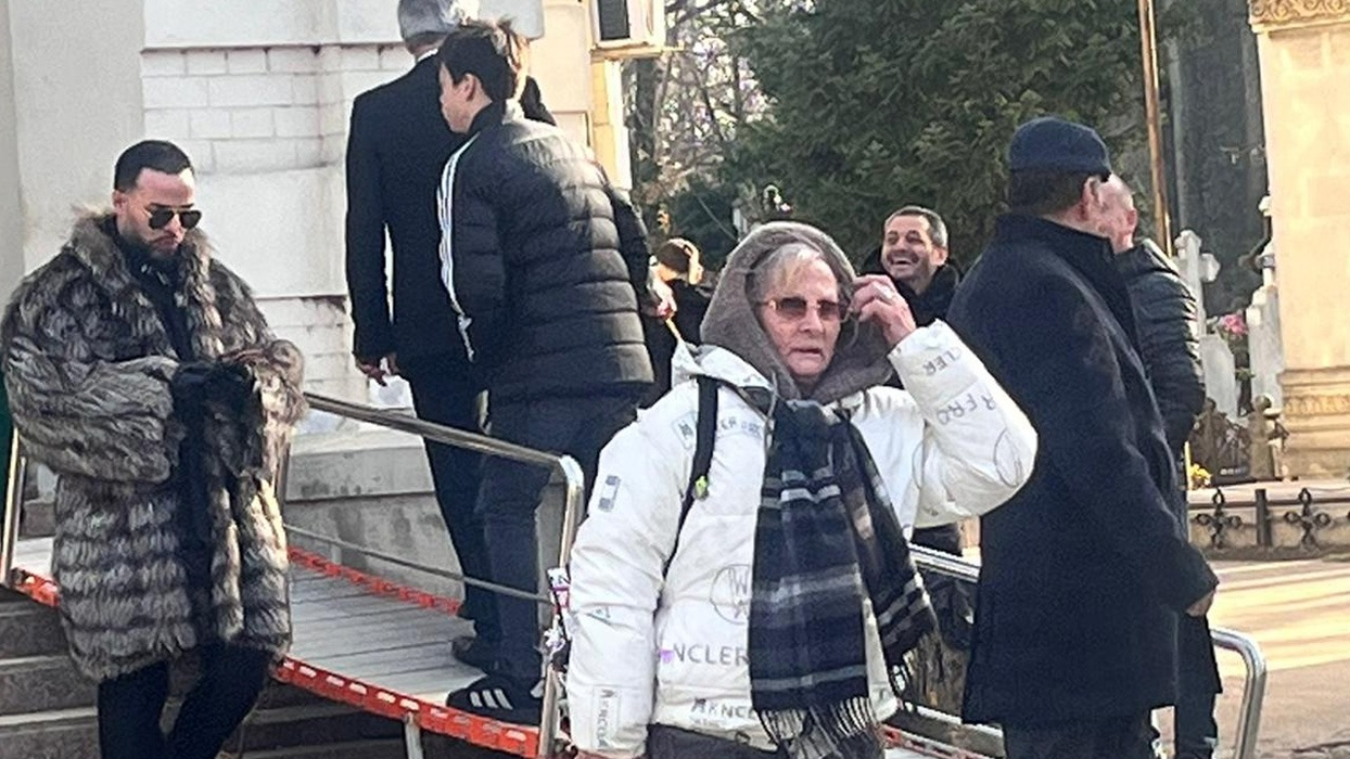 Cum au apărut Loredana Groza și fratele ei la înmormântarea tatălui lor. Ținuta atipică aleasă de artistă