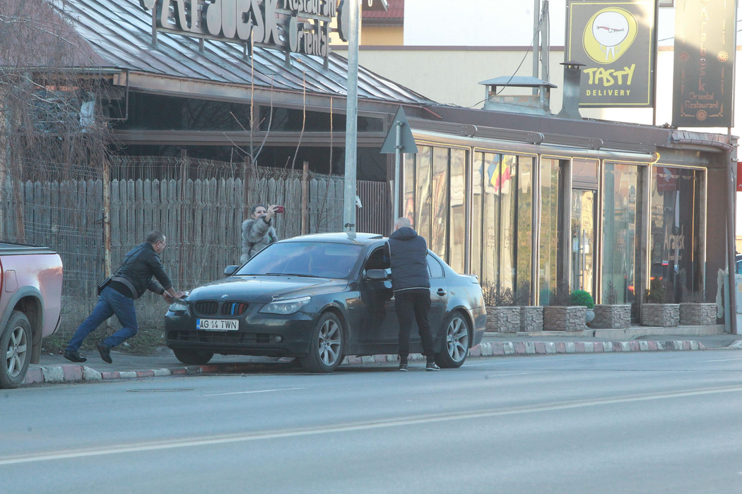 Leo de la Strehaia a rămas cu BMW-ul în drum și este ajutat să-l urce pe trotuar
