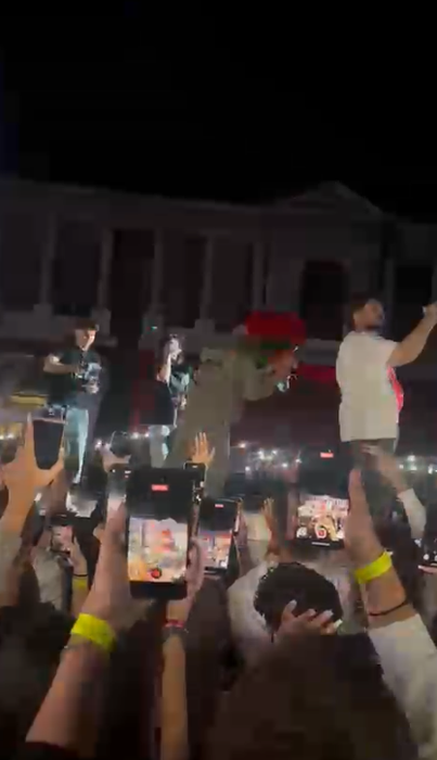 A cerut-o de soție pe scenă, în timpul concertului! Fiul lui Costel Biju s-a logodit cu frumoasa Antonia