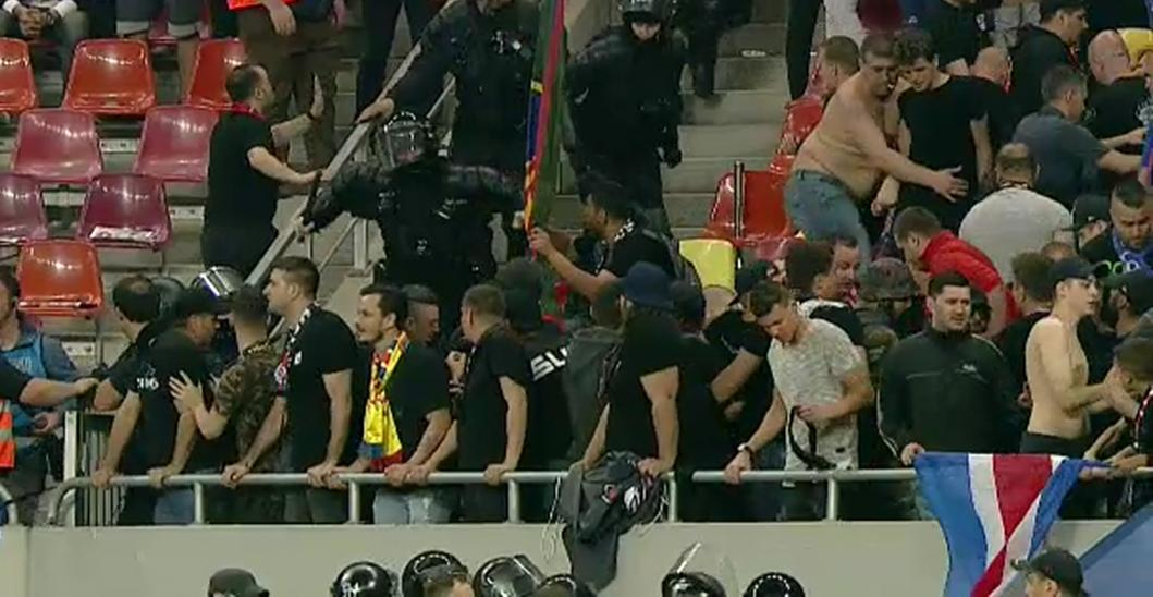 Incidente grave la meciul Steaua-Rapid. Galeriile și-au împărțit pumni și picioare în tribune